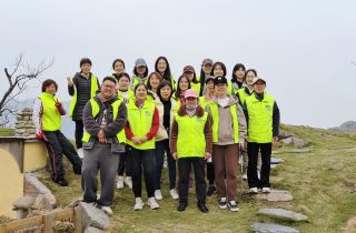 環(huán)保徒步行  “益”起拾垃圾 | 國貿(mào)開展綠足跡環(huán)保活動