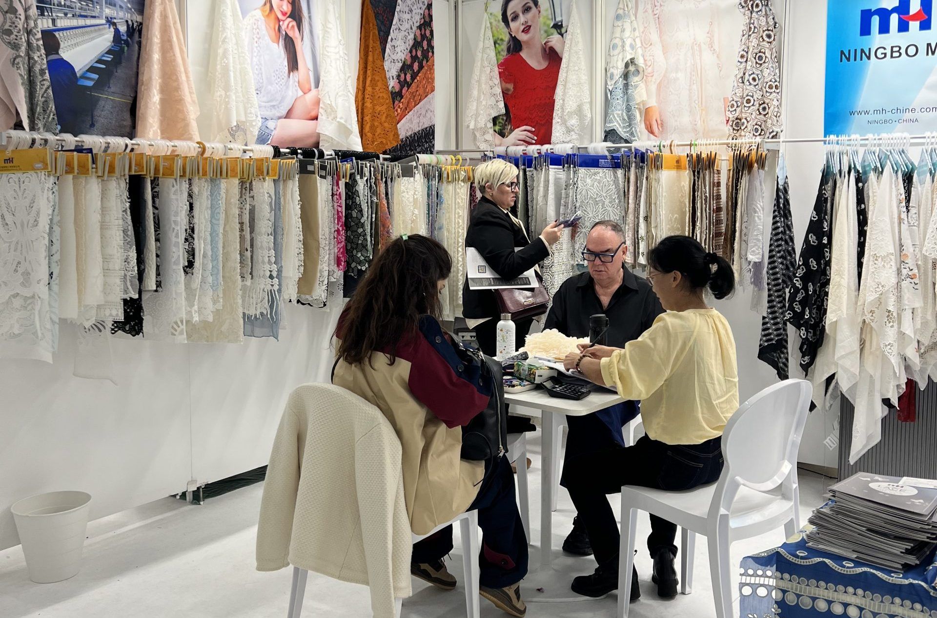 萌恒亮相法國(guó)巴黎國(guó)際服裝及面料采購(gòu)展