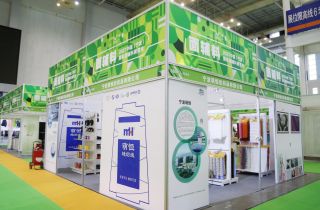 寧波市委副書記、市長裘東耀一行領導蒞臨2021寧波時尚節萌恒縫紉線展位 | 寧波萌恒風華紡織品有限公司榮獲時尚寧波新智造獎